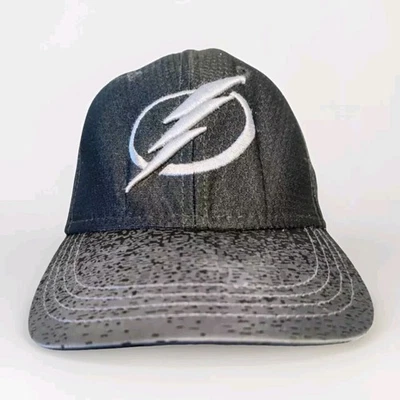 Gorra New Era Juvenil/Niño Tampa Bay Lightning Bolts Logo Gris Gorra Blanco Logo Foto 1 de 4