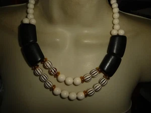 NEGRO BLANCO Y RAYAS CUENTAS 2 HILOS BABERO #23/15 - Imagen 1 de 5