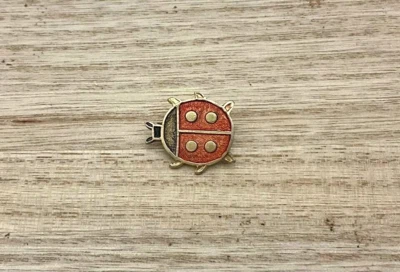 ancienne broche en bakelite coccinelle rouge/noire 2,5 x 2 cm env - Photo 1/2