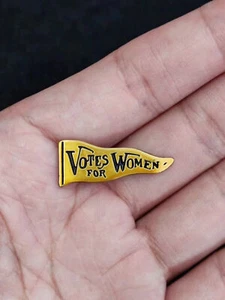 Voti Donna Bandiera Striscione Suffragio Femminista 1,1" Smalto Spilla Bavero Distintivo Metallo - Foto 1 di 1