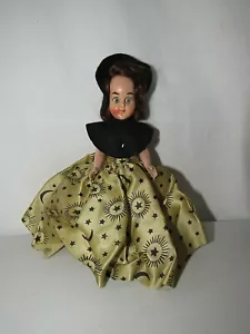 50er Jahre BRÜNETTES GOLD & SCHWARZES SATIN KLEID MIT MOND & STERNEN SCHWARZER HUT BLINZELNDE AUGEN - Bild 1 von 4