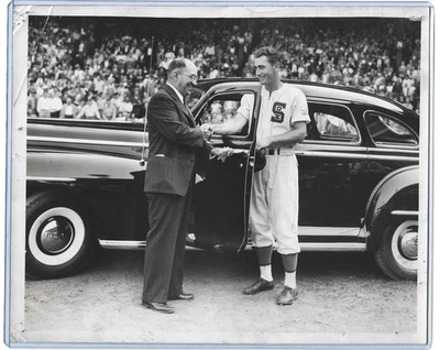 Type 1 Photo: 1946 Chicago White Sox Don Kolloway Vintage Car Award! Cool - Image 1 of 2
