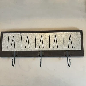 Letrero de madera Rae Dunn Fa La ganchos de pared colgador percha Navidad metal - Imagen 1 de 6