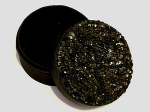 Joyero de baratija vintage redondo negro satinado semillas cuentas lentejuelas usado en excelente estado años 80 4" - Imagen 1 de 6