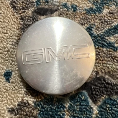 UNA tapa central usada GMC Sierra 1500 Denali Yukon XL MECANIZADA 9595383   Foto 1 de 3