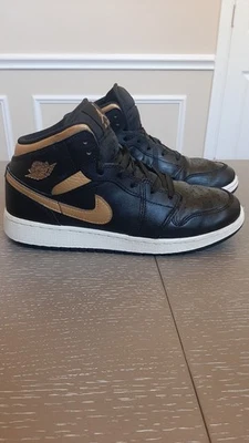 Nike Air Jordan Negro Y Metálico Dorado Talla 7 JUVENTUD Foto 1 de 4