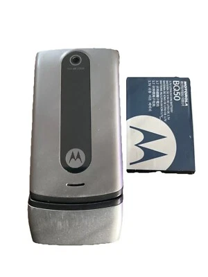 Motorola | Model: W376g | TracFone | Flip Phone | Silver Untested - Image 1 of 4