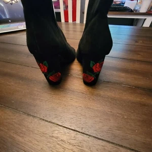 Damen-Booties Größe 8,5 schwarz klobiger Absatz bestickt Rosen süßer Stil schön - Bild 1 von 8