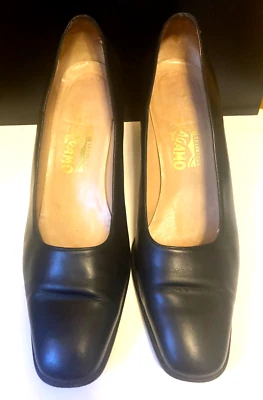 Zapatos clásicos Salvatore Ferragamo Italia para mujer de cuero negro sin cordones talla 9,5C Foto 1 de 4