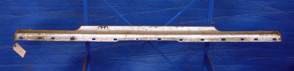 Barra frontal de parachoques superior trasero Oldsmobile 88 1973 con orificios número de pieza GM 411447 Foto 1 de 1