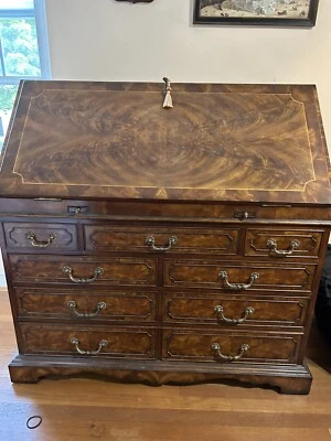  Escritorio artesanal de caoba con compartimentos ocultos Foto 1 de 2