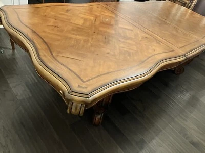 Juego de comedor toscano Haverty’s (para 10)- Mesa, 2 hojas, 6 sillas, gabinete de China Foto 1 de 4