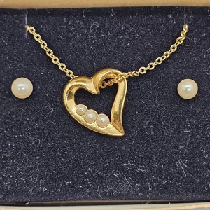 Dangling Heart Gift Set Necklace & Earrings - Vintage Avon 1990  - Picture 1 of 2