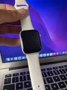 Apple Watch Series 4 Nike+ 44mm GPS Aluminum Case – White Sport Band - Photo 1 sur 5