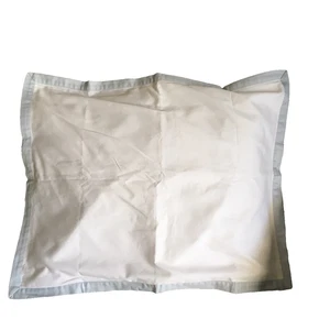 Serena & Lily Standard Kissenbezüge 2er Set Baumwolle weiß mit hellblauem Rand - Bild 1 von 8