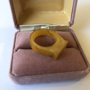 ๐ฅ Vintage Bakelite Ring Bakelite Butterscotch Yellow Marble Swirl Size 8 Retro - Picture 1 of 8