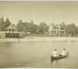 Antigua postal de vacaciones en canoa de principios de 1900 en el lago de pesca con paleta - Imagen 1 de 3