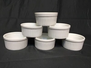 Pier 1 One Set di (6) 3 ciotole per crema pasticcera a costine in porcellana bianca Ramekin (LEGGI) - Foto 1 di 8