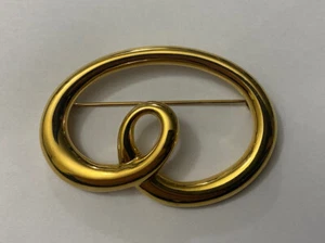 Vintage Monet Smooth Gold Tone Brooch Knotted Loop Ribbon Pin 🆓🇺🇸🚢 - Picture 1 of 5