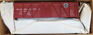 ACCURAIL71121 SOUTHERN PACIFIC 40' WOOD 6-PANEL BOXCAR HO SCALE - Picture 1 of 3