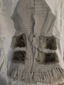 Dressbarn Häkel Kunstfell Weste mit breitem Kragen zwei Button Down, Fransen - Bild 1 von 12