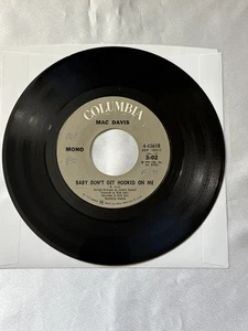 Mac Davis - Baby Don't Get Hooked on Me, original 45rpm record, Mono - Picture 1 of 2