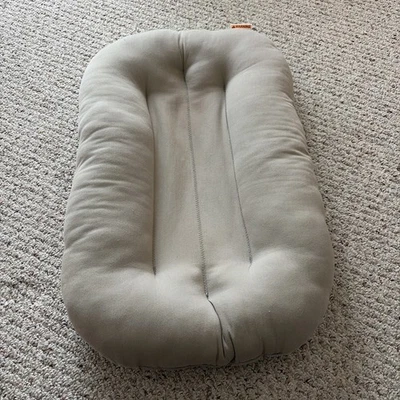 Tumbona infantil Snuggle Me de algodón orgánico con cubierta orgánica Foto 1 de 4