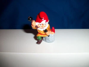 HANDWERKER WICHTEL BILDHAUER Steinmetz mit MEISSEL Kunststoff Figur KINDER ÜBERRASCHUNG - Bild 1 von 5