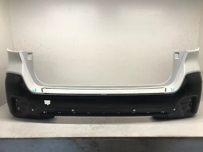 Cubierta de parachoques trasero blanca Subaru Outback 2020 con orificios de sensor 57704AN31A OEM Foto 1 de 4