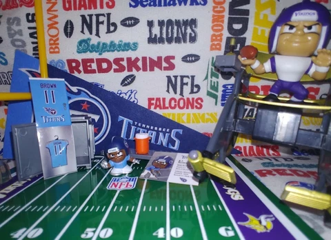 2020 NFL Teenymates Silver Series 9 TN Titans WR A.J. Brown figure/locker set Cover