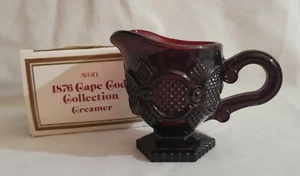 1876 Cape Cod Rubin von AVON 4 Unzen Milchkännchen (nicht mehr produziert) Neu in Box 1990 - Bild 1 von 5