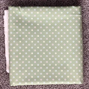 Robert Kaufman Fabrics Daisies on Green Background 10 Yards 55"W + scraps  NEW - Picture 1 of 7