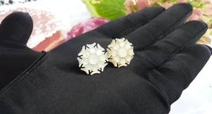 ANCIENNE PAIRE de BOUTONS de COL en NACRE au décor de fleurs en relief XIXe - Picture 1 of 7