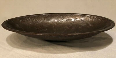 Bandeja ovalada esculpida de metal reciclado -14,5" nueva firmada por artista Foto 1 de 4