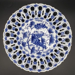 Old blue and white Chinese Porcelain Centerpiece Plate, grapes, cut-outs, footed - Picture 1 of 9