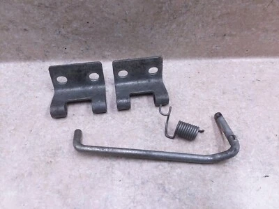 Lote de soportes de pestillo de montaje de asiento Kawasaki F7 Enduro 175 OEM 1974 de colección ANS-B202 Foto 1 de 2