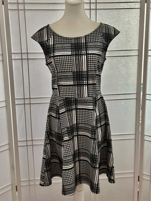 Vestido Romeo + Julieta Alta Costura Ajuste y Acampanado Elastizado Patrón Geométrico Talla M Foto 1 de 4