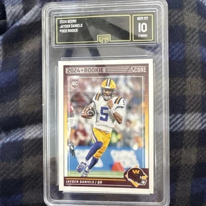 Jayden Daniels 2024 Score - Rookies Red White  #302  (RC) Graded 10 - Picture 1 of 2