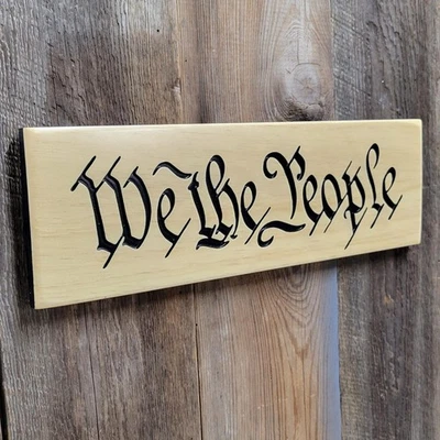 Decoración de pared de madera patriótica tallada a mano We The People EE. UU. Hecha a mano Foto 1 de 4