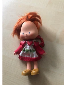 Emily Erdbeer Puppe ca. 14 cm Original mit Extra Erdbeer-Kette Bestzustand - Bild 1 von 3