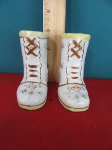 454. Pair of Old Vintage Ceramic Boots Decorative Yellow Flowers Made in Japan - Picture 1 of 8