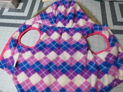 Casaco rosa pequeno/médio para cachorro forrado de lã fecho inferior acabamento de pele capuz reversível? - Imagem 1 de 4