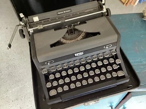 Máquina de escribir portátil Royal Quiet Deluxe años 40 de colección con estuche rígido - Imagen 1 de 5
