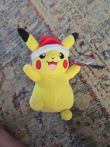 Pikachu Weihnachtsmütze Plüsch 9 Zoll Weihnachten Pokemon Holiday Edition mit Etikett - Bild 1 von 1