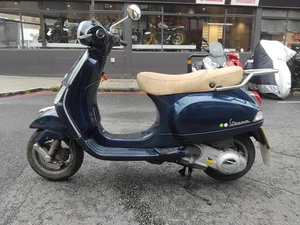 PIAGGIO VESPA LX 125 SCOOTER 2011 LOW MILES NON RUNNER SPARES OR REPAIRS - Picture 1 of 9