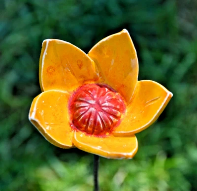 陶瓷花园装饰 - 黄色花朵草坪桩 - 户外雕像 H 45 厘米 — 第 1/4 张图片