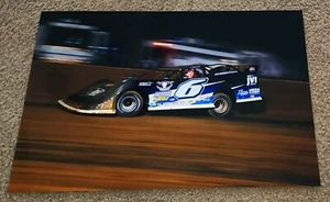 KYLE LARSON #6 MAV TV SPÄTES MODELLAUTORENNEN AUF DER RENNSTRECKE 13 X 19 GLANZ POSTER - Bild 1 von 1