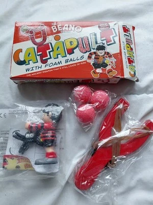 Catapulta de madera Beano Dennis The Menace con bolas de espuma - con figura McD sellada - Imagen 1 de 3