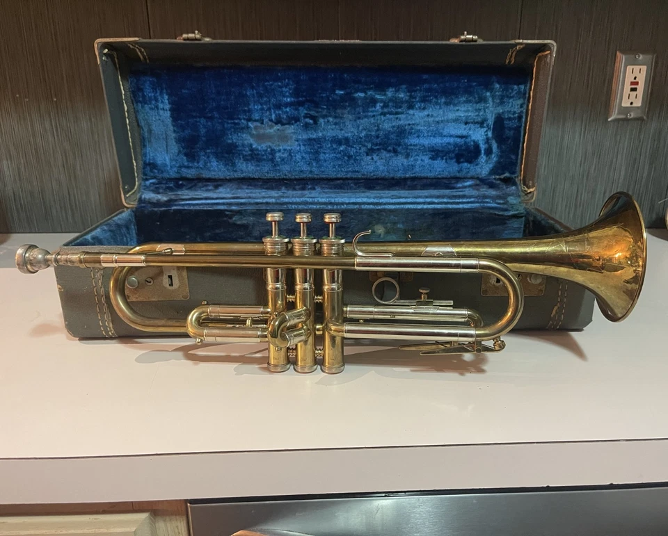 Trompeta de latón La Monte Superior vintage con boquilla y estuche Vincent Bach Foto 1 de 4