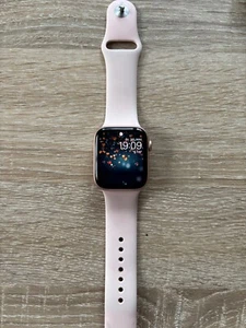 Apple Watch SE (2022) 44mm Roségold mit vielem Zubehör, Armband, Ladekabel - Bild 1 von 5